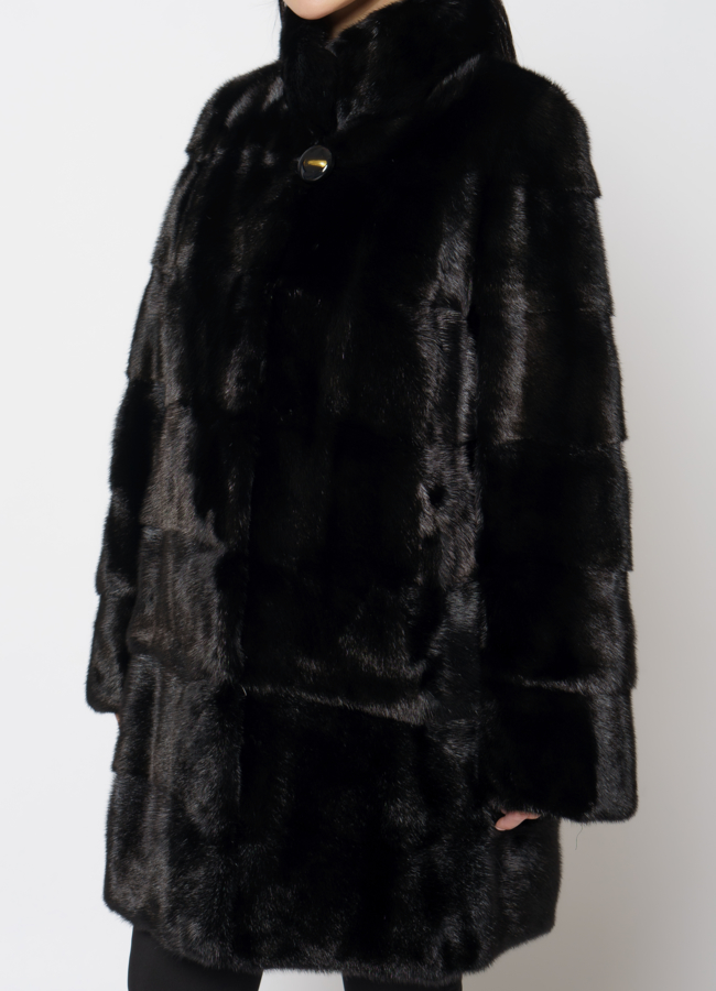 Норковая шуба с воротником стойка черного цвета  модель № 24730 в рассрочку