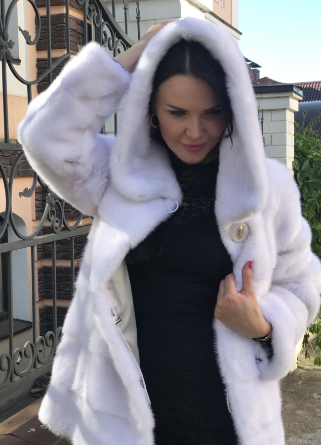 Норковая шуба укороченная с капюшоном модель № 94515 в рассрочку