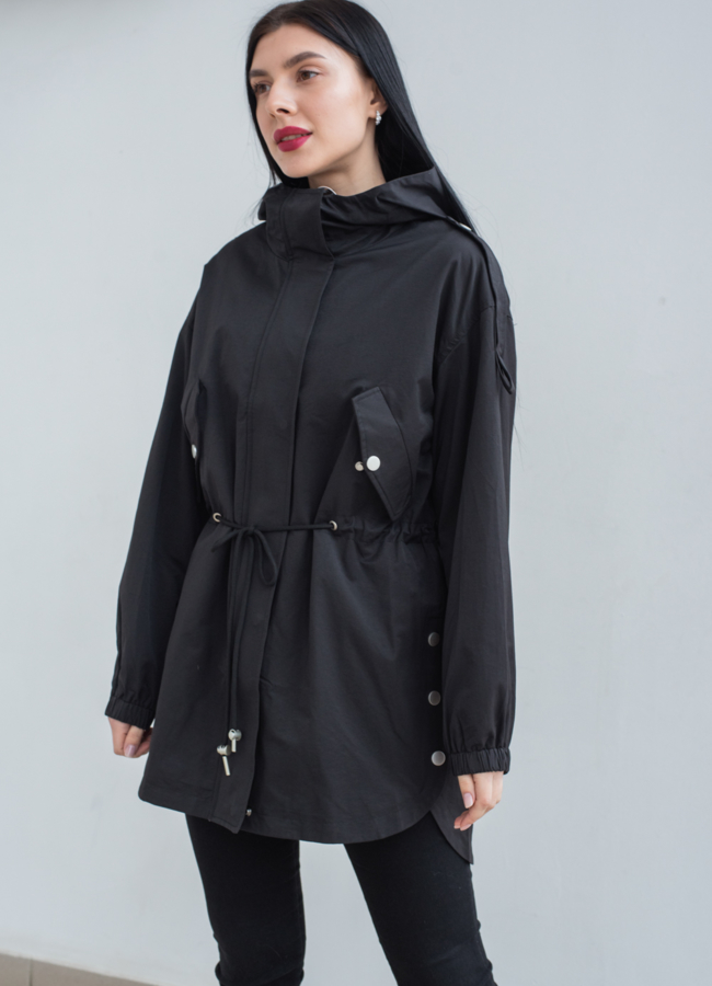 фото Ветровка черного цвета с капюшоном  модель № 22764