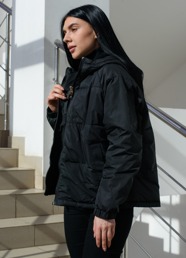 Женская куртка черного цвета с капюшоном модель № 22589 универмаг малина