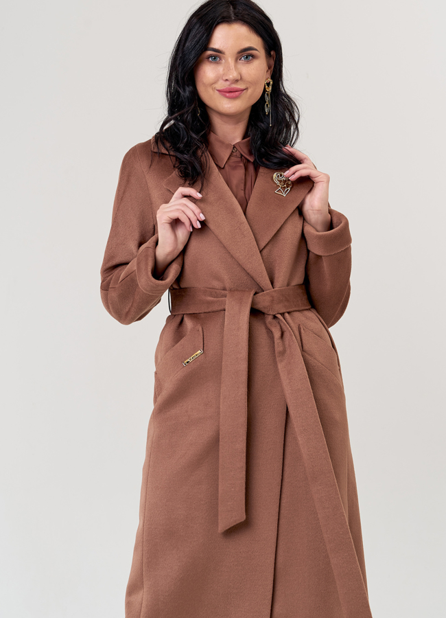 Классическое женское пальто в коричневом цвете модель № 21306 меха малина