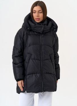 Женский пуховик черного цвета с капюшоном