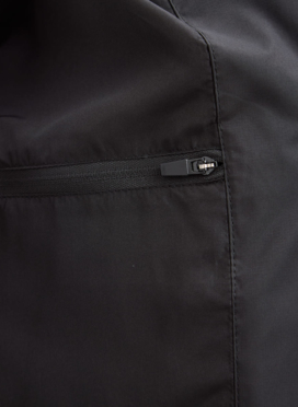 Мужской пуховик черного цвета 