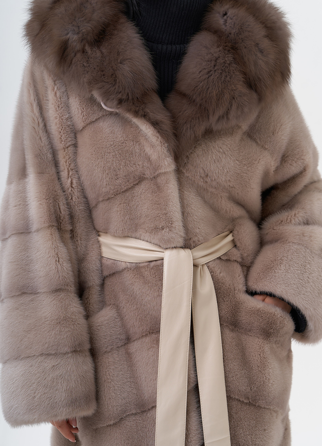 Длинная шуба из норки с капюшоном из меха куницы модель № 28128 в рассрочку