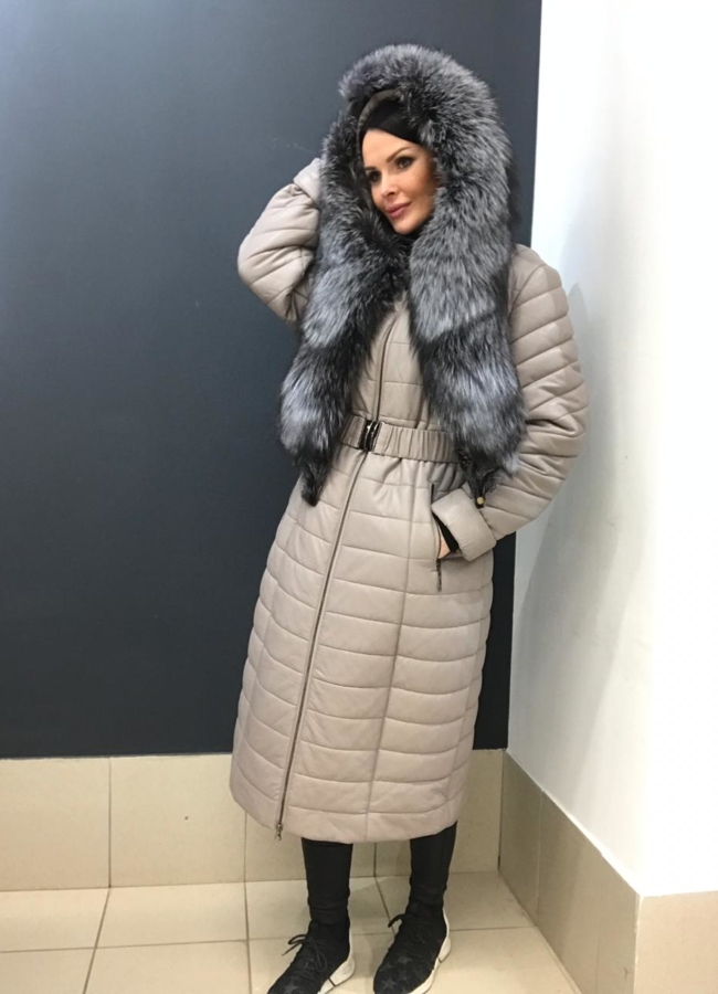 Светлый кожаный пуховик модель № 829 в кредит