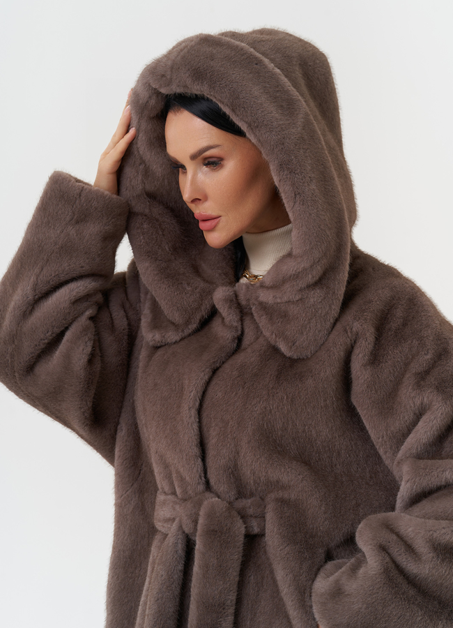 Пальто из эко меха с капюшоном модель № 28640 универмаг малина