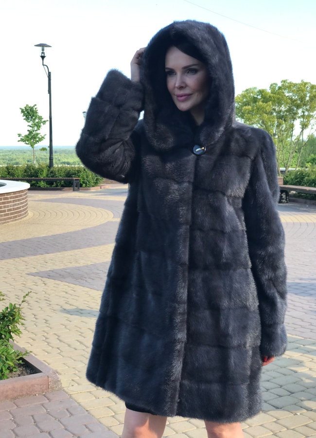 фото Норковая шуба в поперечном раскладе с капюшоном в цвете графит модель № 2105-2M