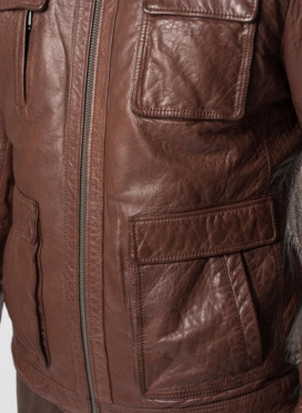 Мужская кожаная куртка коричневого цвета