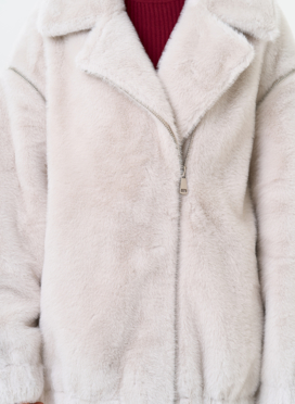 Женский бомбер из эко меха со съемными рукавами Женский бомбер из эко меха со съемными рукавами