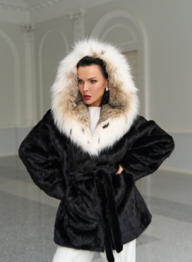 Женская шуба из меха норки с капюшоном из меха рыси