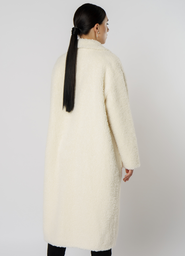 Пальто из эко меха белого цвета с английским воротником модель № 19433 в кредит