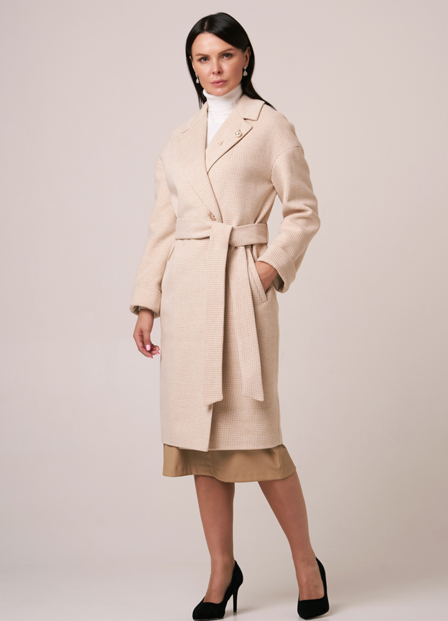 фото Пальто бежевого цвета с английским воротником на поясе модель № 050