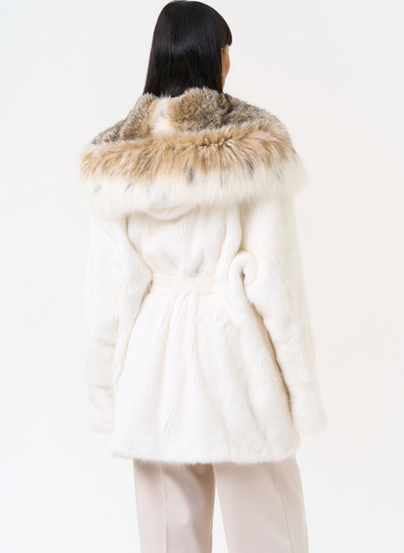 Женская шуба из меха норки с капюшоном из меха рыси