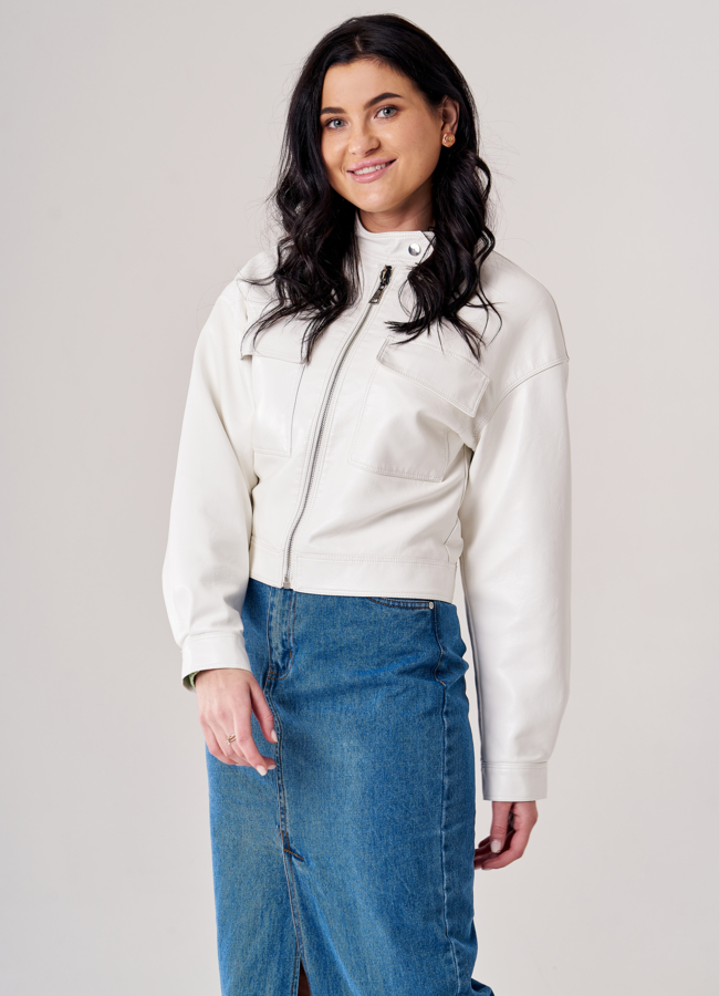 Женская куртка из эко кожи белого цвета модель № 20750 меха малина