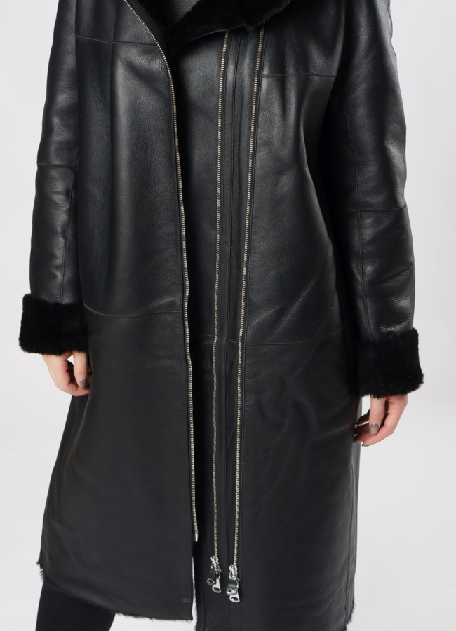 Дубленка черного цвета на молнии модель № 3437 универмаг малина