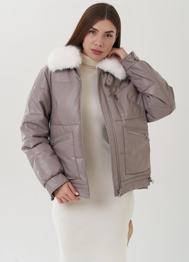 Куртка бежевого цвета с воротником из эко меха модель № 24866 в рассрочку