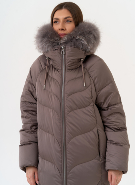 Женский пуховик с отделкой из меха лисы