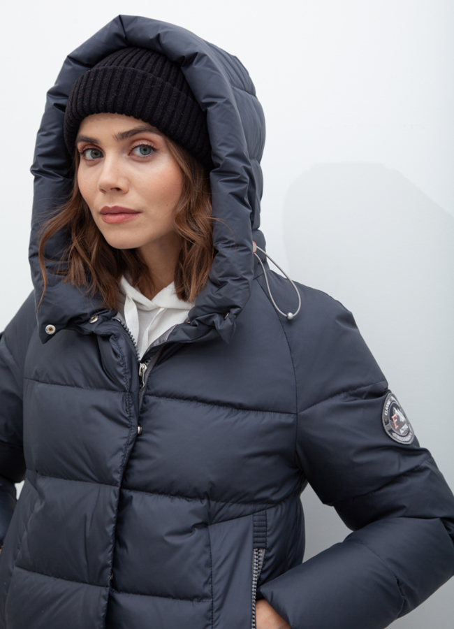 Пуховик женский синего цвета с капюшоном модель № 21028 в рассрочку