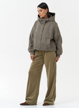 Короткая женская ветровка с капюшоном