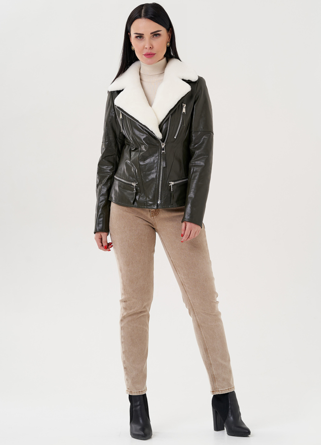 фото Зеленая куртка из кожи с мехом белого цвета модель № 24256