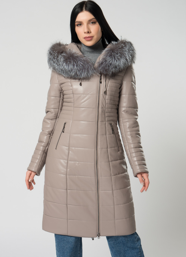 Пуховик из эко кожи бежевого цвета с чернобуркой  модель № 22176 меха малина
