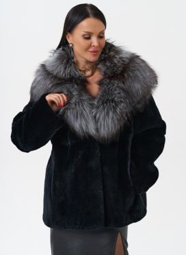 Шуба из меха кролика с капюшоном из чернобурки Шуба из меха кролика с капюшоном из чернобурки
