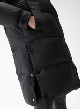 Женский пуховик с капюшоном из енота