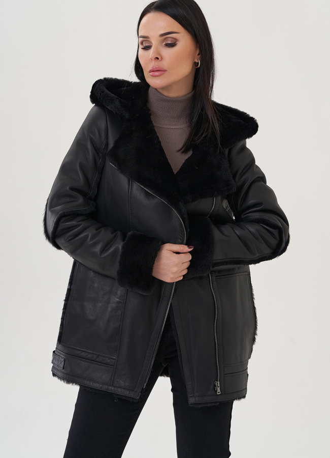 Женская дубленка черного цвета с капюшоном  модель № 26042 в рассрочку