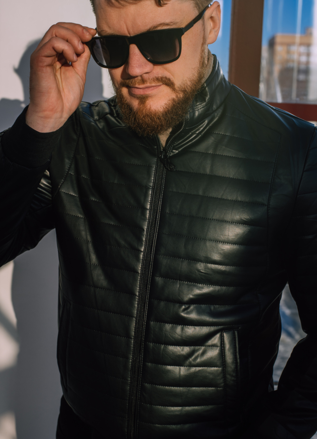 Куртка бомбер черного цвета на молнии  модель № 22541 в рассрочку