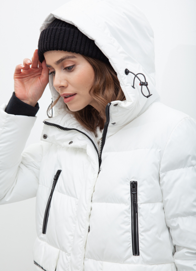 Пуховик женский белого цвета с капюшоном модель № 21027 в кредит