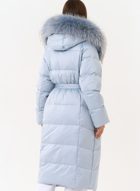 Женский пуховик голубого цвета с отделкой из меха лисы