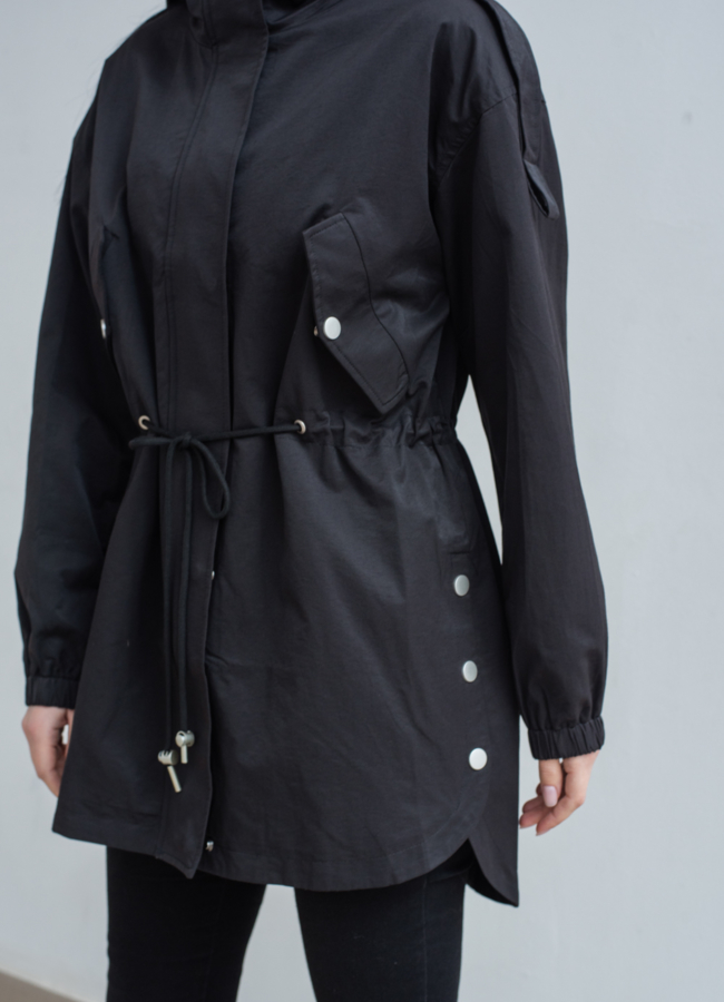 Ветровка черного цвета с капюшоном  модель № 22764 универмаг малина