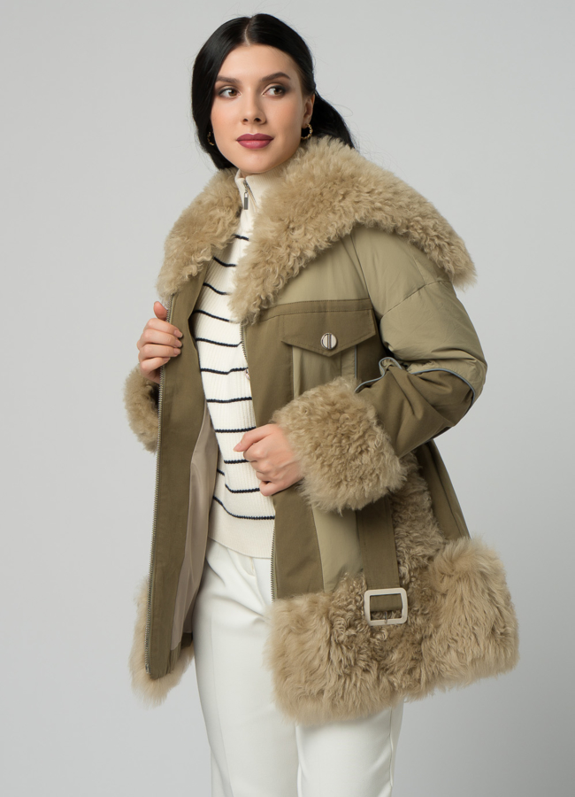 Женский пуховик зеленого цвета с отделкой из овчины модель № 21864 универмаг малина