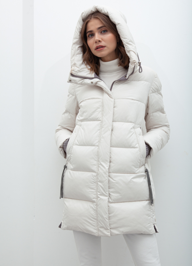 Пуховик женский белого цвета модель № 21573 меха малина