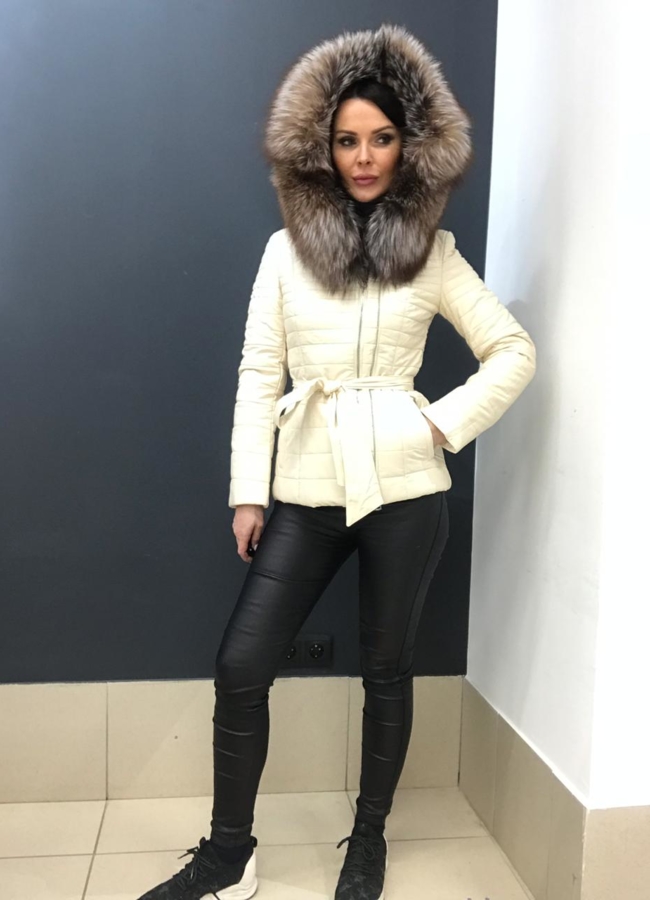 Светлый кожаный пуховик с капюшоном модель № 8796 в кредит