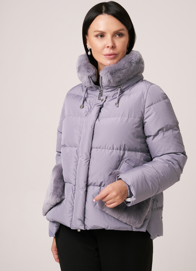 Пуховик укороченный DiegoM в сером цвете с накладными карманами модель № Diego-M 703 меха малина