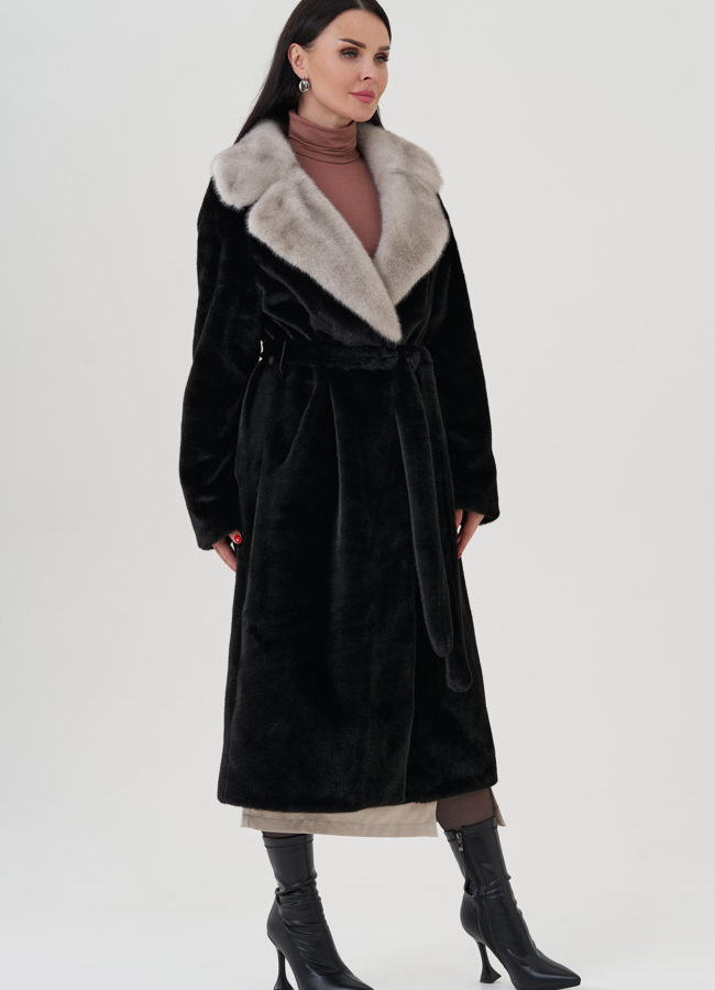 Пальто черного цвета из эко меха модель № 24913 в кредит