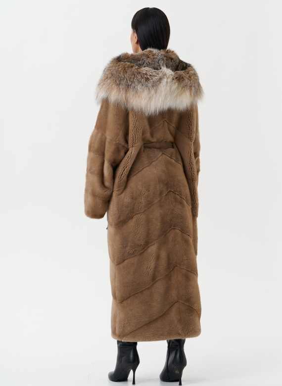 Длинная шуба из норки с капюшоном из рыси