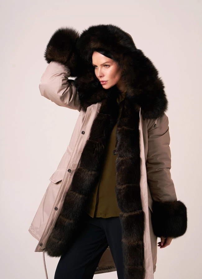 Парка с мехом бежевого цвета модель № 11898 меха малина