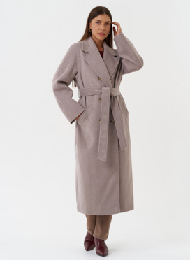 Светлое пальто с английским воротником