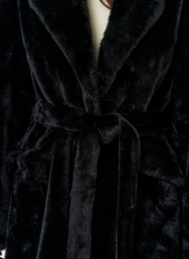 Длинное женское пальто из эко меха с английским воротником