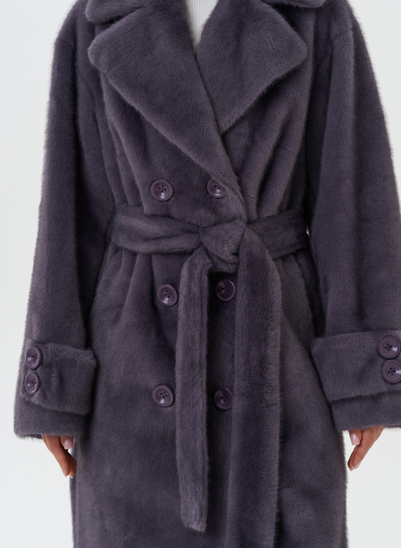 Длинное пальто из эко меха с поясом