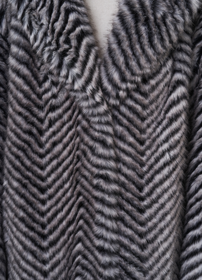 Длинное женское пальто из эко меха модель № 25686 в рассрочку