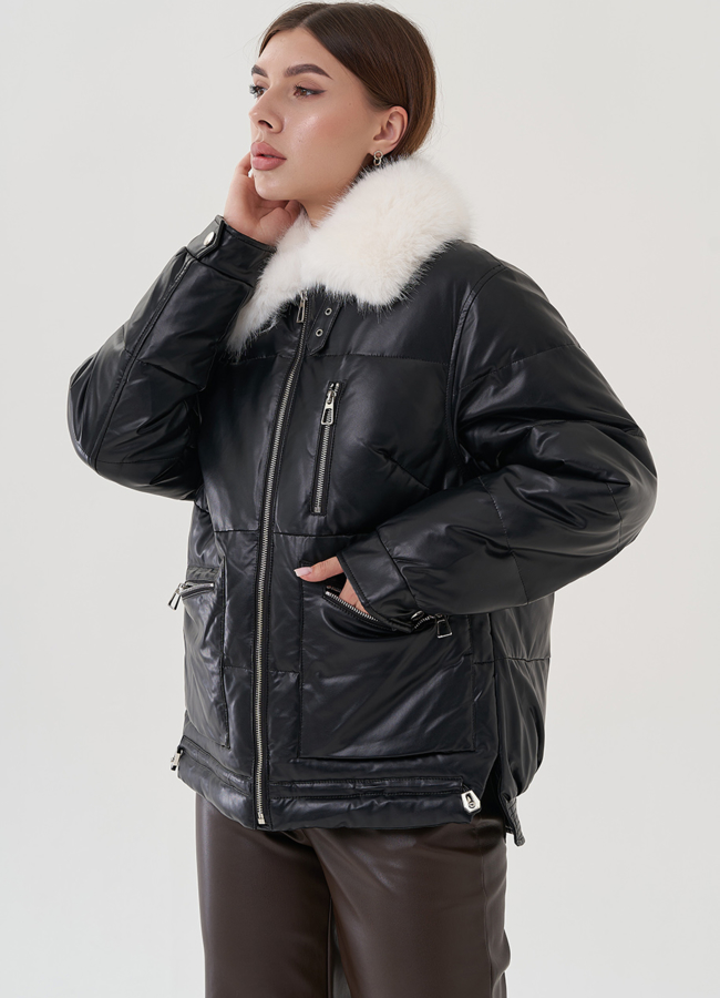 Куртка черного цвета с воротником из эко меха модель № 24867 в кредит