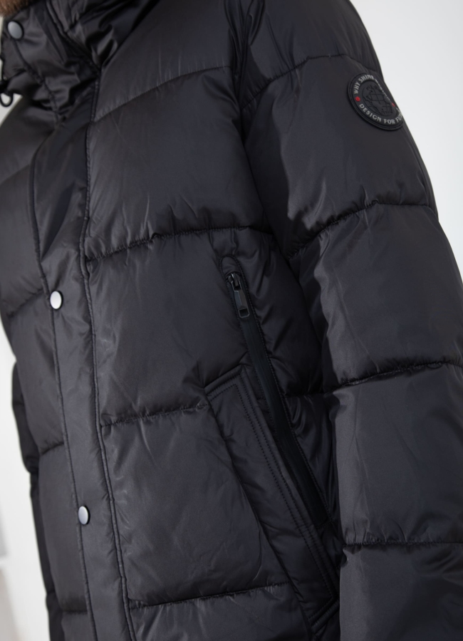 Мужской пуховик черного цвета с капюшоном  модель № 25905 универмаг малина