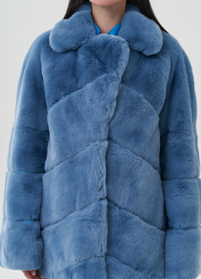 Шуба голубого цвета из меха кролика модель № 25322 универмаг малина