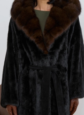 Шуба из меха норки с капюшоном из меха куницы