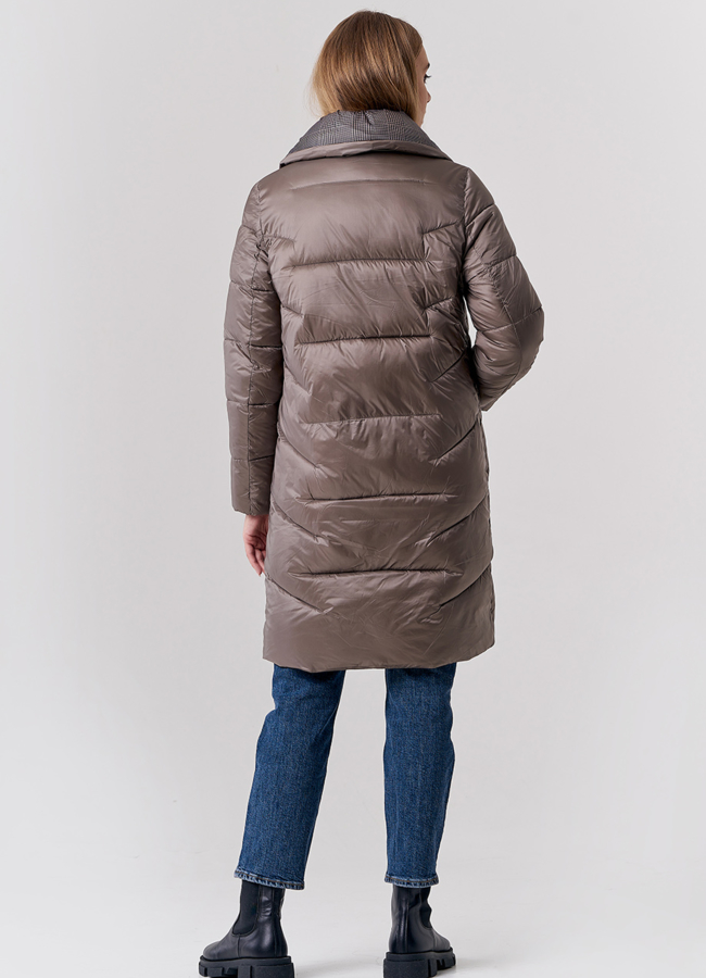 фото Удлиненный пуховик коричневого цвета  модель № 21889