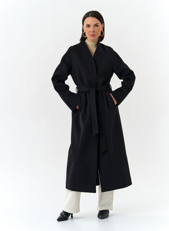 Женское пальто черного цвета с поясом