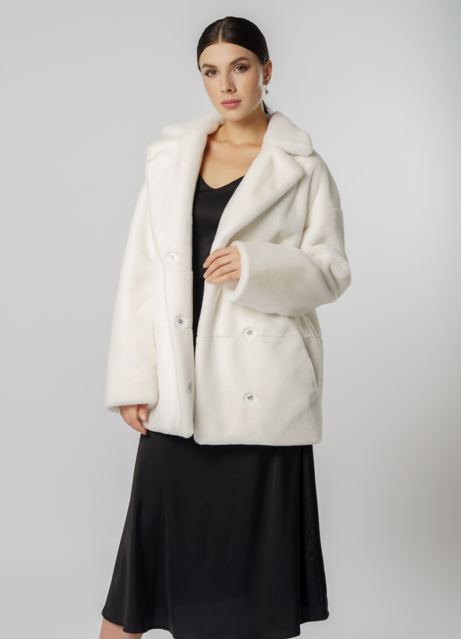 Шуба из искусственного меха белого цвета модель № 17843 универмаг малина